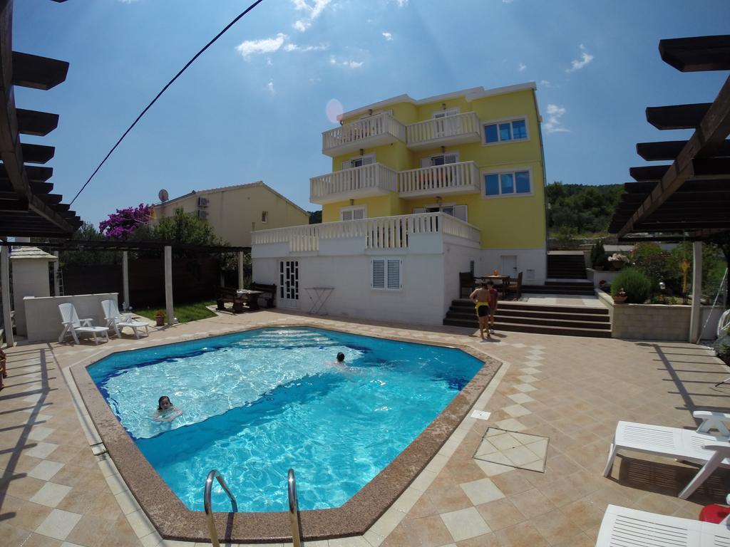 Apartments Romana Slatine Bagian luar foto